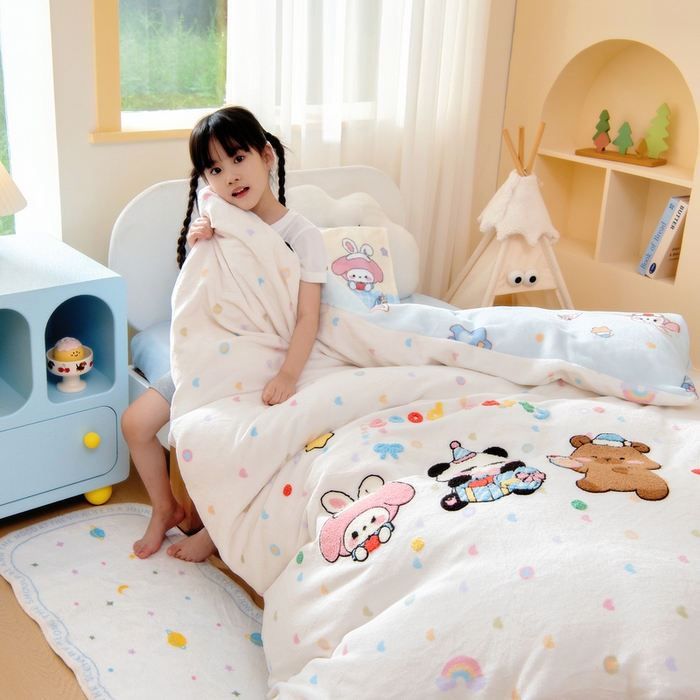 91家纺网 家纺一手货源 找家纺 鱼宝 2025新款毛巾绣牛奶绒被套被芯套件 游乐园