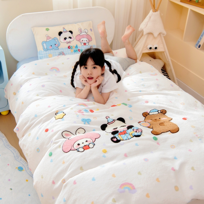 91家纺网 家纺一手货源 找家纺 鱼宝 2025新款毛巾绣牛奶绒被套被芯套件 游乐园