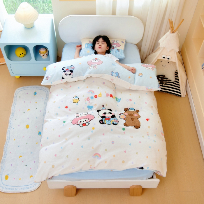 91家纺网 家纺一手货源 找家纺 鱼宝 2025新款毛巾绣牛奶绒被套被芯套件 游乐园