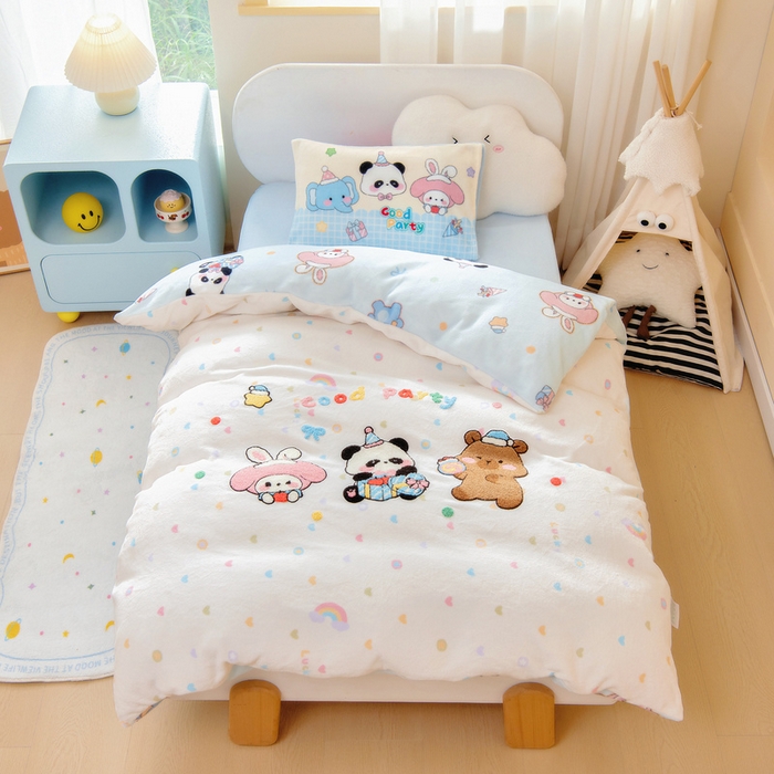 91家纺网 家纺一手货源 找家纺 鱼宝 2025新款毛巾绣牛奶绒被套被芯套件 游乐园