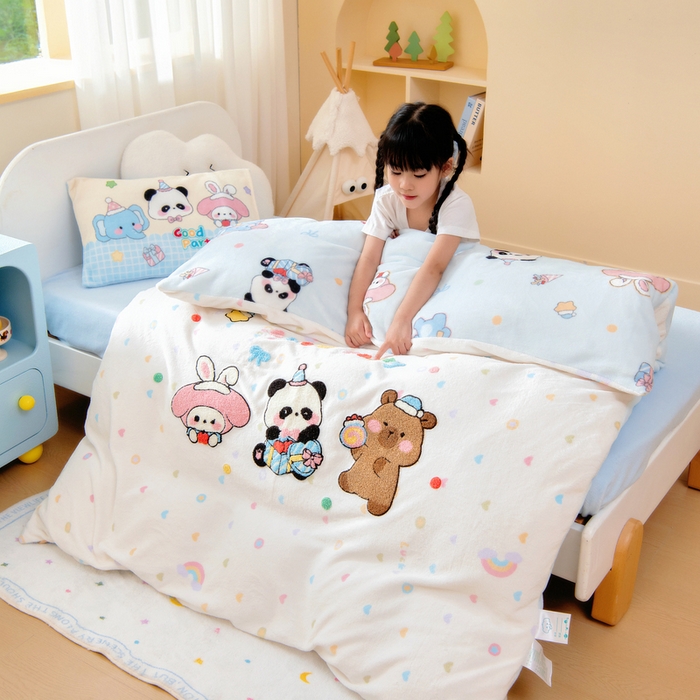 91家纺网 家纺一手货源 找家纺 鱼宝 2025新款毛巾绣牛奶绒被套被芯套件 游乐园