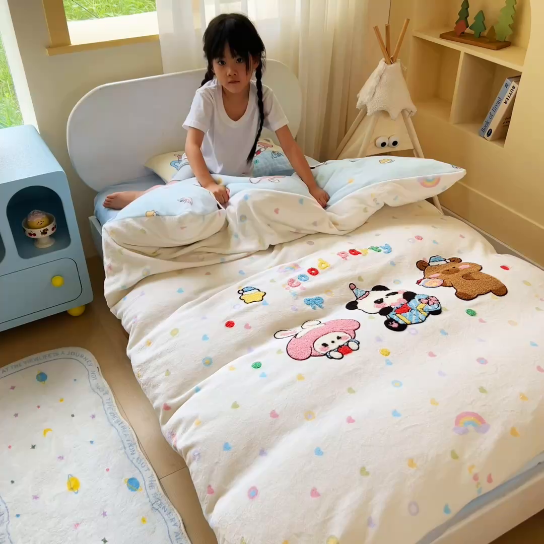 91家纺网 家纺一手货源 找家纺 鱼宝 2025新款毛巾绣牛奶绒被套被芯套件 游乐园