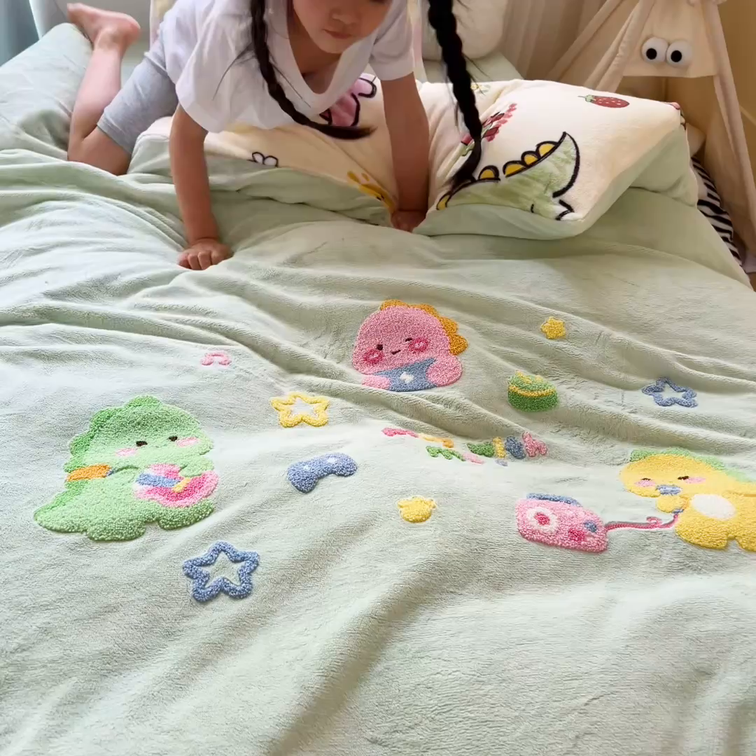 91家纺网 家纺一手货源 找家纺 鱼宝 2025新款毛巾绣牛奶绒被套被芯套件 小奶龙