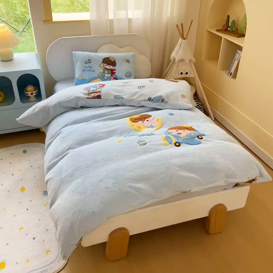 91家纺网 家纺一手货源 找家纺 鱼宝 2025新款毛巾绣牛奶绒被套被芯套件 飞行梦