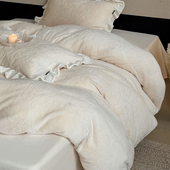 91家纺网 家纺一手货源 找家纺 鹿班家居 2025新款冬季高克重牛奶绒立体雕花系列四件套-云栖南岸 （标准会员-10元） 云栖南岸-白色