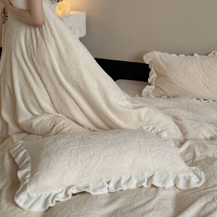 91家纺网 家纺一手货源 找家纺 鹿班家居 2025新款冬季高克重牛奶绒立体雕花系列四件套-云栖南岸 （标准会员-10元） 云栖南岸-白色