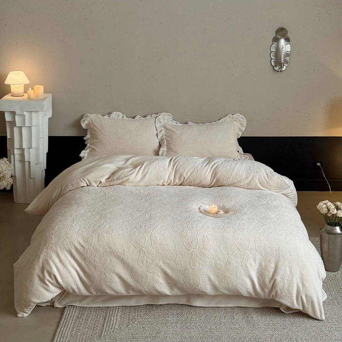 91家纺网 家纺一手货源 找家纺 鹿班家居 2025新款冬季高克重牛奶绒立体雕花系列四件套-云栖南岸 （标准会员-10元） 云栖南岸-白色