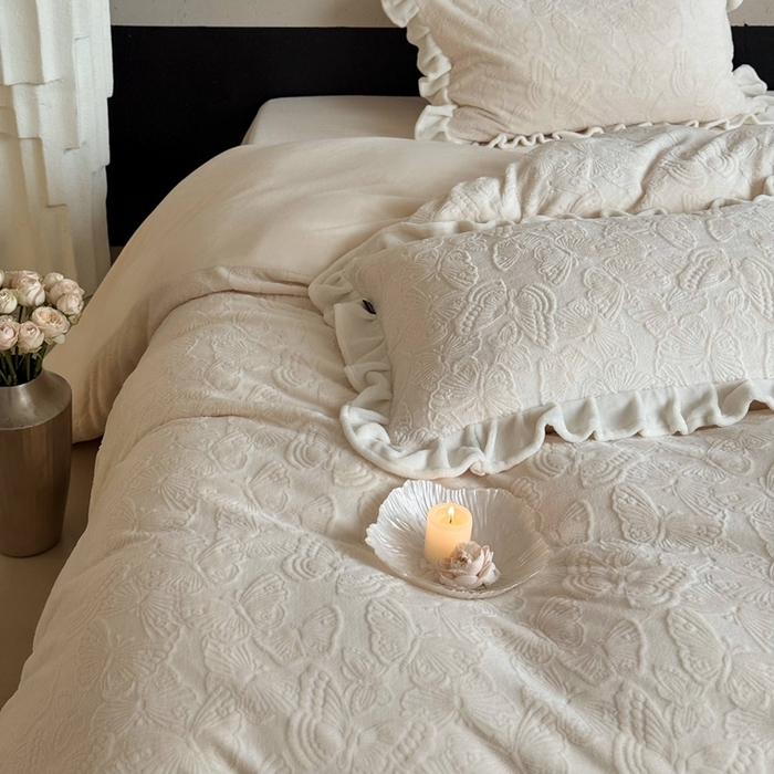 91家纺网 家纺一手货源 找家纺 鹿班家居 2025新款冬季高克重牛奶绒立体雕花系列四件套-云栖南岸 （标准会员-10元） 云栖南岸-白色