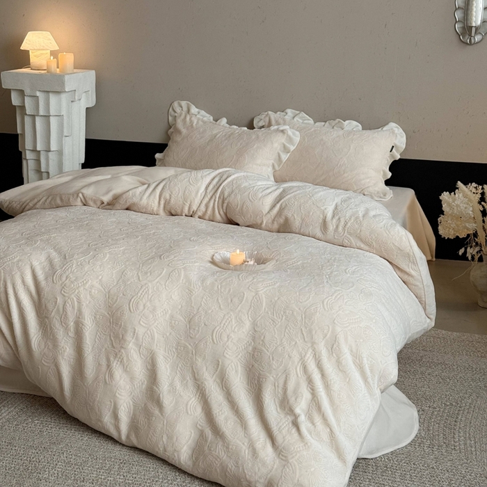 91家纺网 家纺一手货源 找家纺 鹿班家居 2025新款冬季高克重牛奶绒立体雕花系列四件套-云栖南岸 （标准会员-10元） 云栖南岸-白色