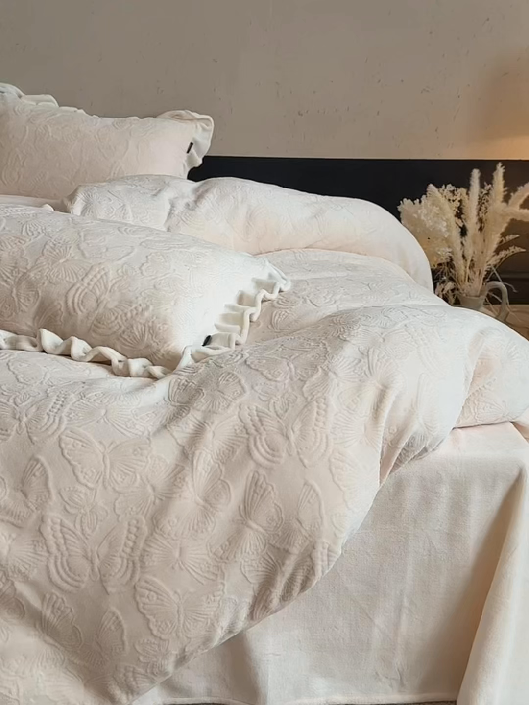 91家纺网 家纺一手货源 找家纺 鹿班家居 2025新款冬季高克重牛奶绒立体雕花系列四件套-云栖南岸 （标准会员-10元） 云栖南岸-白色