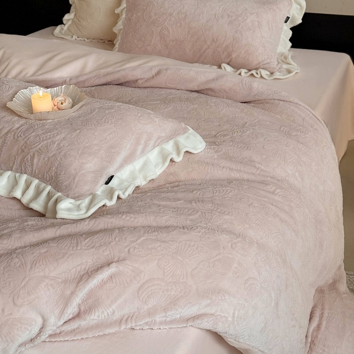 91家纺网 家纺一手货源 找家纺 鹿班家居 2025新款冬季高克重牛奶绒立体雕花系列四件套-云栖南岸 （标准会员-10元） 云栖南岸-粉色