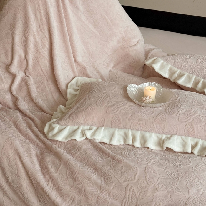 91家纺网 家纺一手货源 找家纺 鹿班家居 2025新款冬季高克重牛奶绒立体雕花系列四件套-云栖南岸 （标准会员-10元） 云栖南岸-粉色