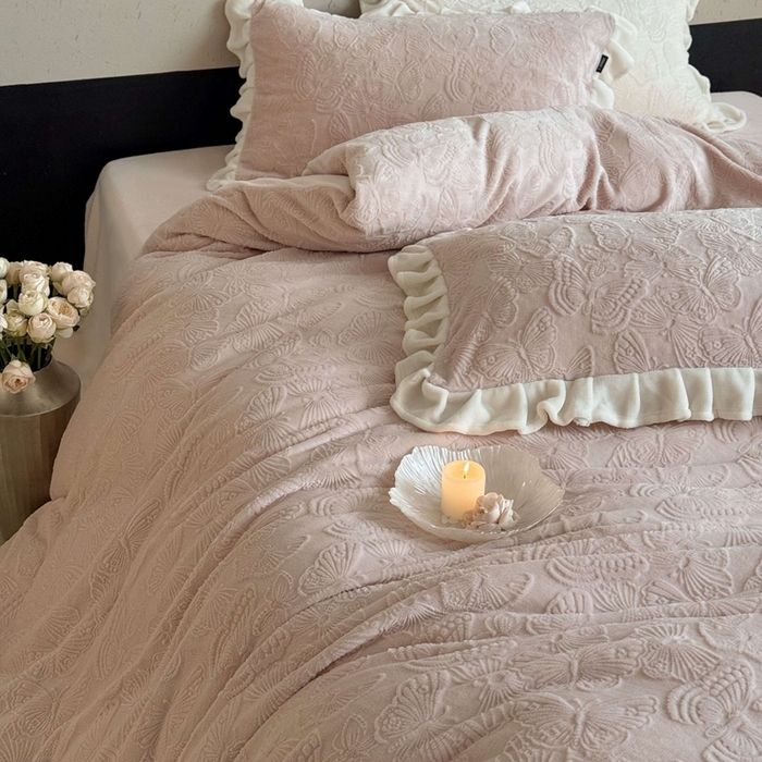 91家纺网 家纺一手货源 找家纺 鹿班家居 2025新款冬季高克重牛奶绒立体雕花系列四件套-云栖南岸 （标准会员-10元） 云栖南岸-粉色