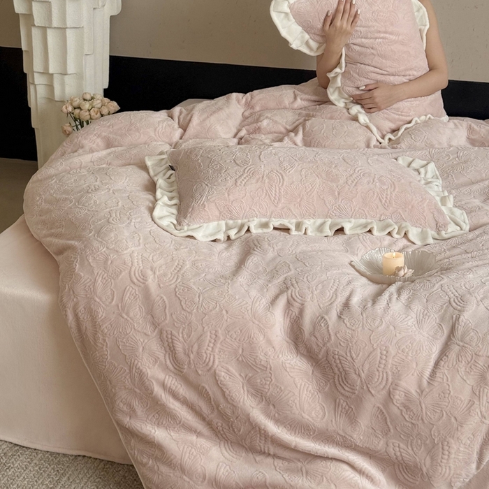 91家纺网 家纺一手货源 找家纺 鹿班家居 2025新款冬季高克重牛奶绒立体雕花系列四件套-云栖南岸 （标准会员-10元） 云栖南岸-粉色