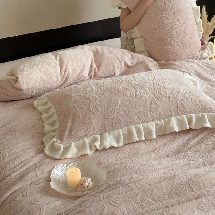 91家纺网 家纺一手货源 找家纺 鹿班家居 2025新款冬季高克重牛奶绒立体雕花系列四件套-云栖南岸 （标准会员-10元） 云栖南岸-粉色