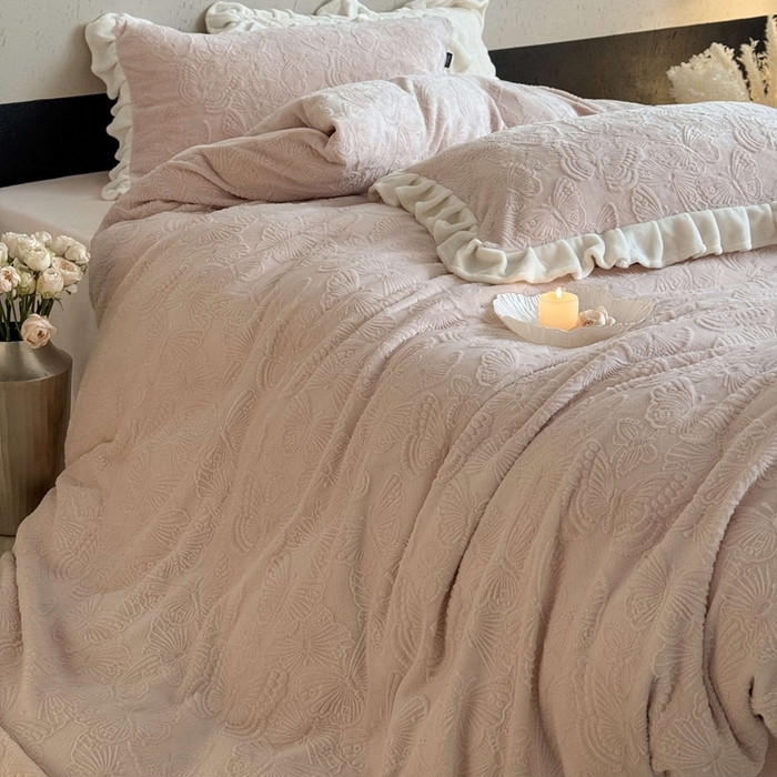 91家纺网 家纺一手货源 找家纺 鹿班家居 2025新款冬季高克重牛奶绒立体雕花系列四件套-云栖南岸 （标准会员-10元） 云栖南岸-粉色