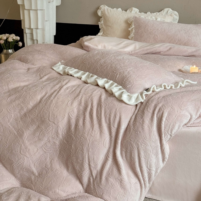 91家纺网 家纺一手货源 找家纺 鹿班家居 2025新款冬季高克重牛奶绒立体雕花系列四件套-云栖南岸 （标准会员-10元） 云栖南岸-粉色