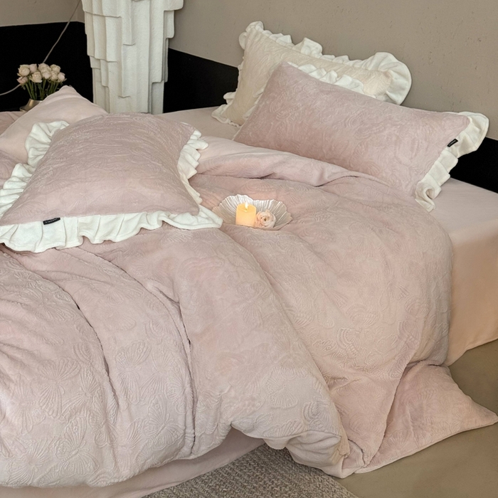 91家纺网 家纺一手货源 找家纺 鹿班家居 2025新款冬季高克重牛奶绒立体雕花系列四件套-云栖南岸 （标准会员-10元） 云栖南岸-粉色