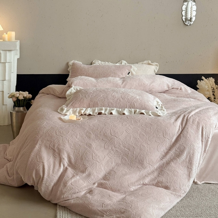 91家纺网 家纺一手货源 找家纺 鹿班家居 2025新款冬季高克重牛奶绒立体雕花系列四件套-云栖南岸 （标准会员-10元） 云栖南岸-粉色