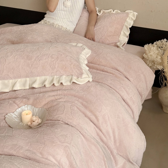 91家纺网 家纺一手货源 找家纺 鹿班家居 2025新款冬季高克重牛奶绒立体雕花系列四件套-云栖南岸 （标准会员-10元） 云栖南岸-粉色