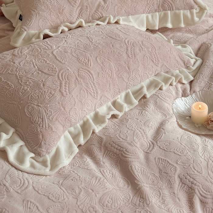 91家纺网 家纺一手货源 找家纺 鹿班家居 2025新款冬季高克重牛奶绒立体雕花系列四件套-云栖南岸 （标准会员-10元） 云栖南岸-粉色