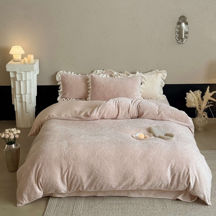 91家纺网 家纺一手货源 找家纺 鹿班家居 2025新款冬季高克重牛奶绒立体雕花系列四件套-云栖南岸 （标准会员-10元） 云栖南岸-粉色