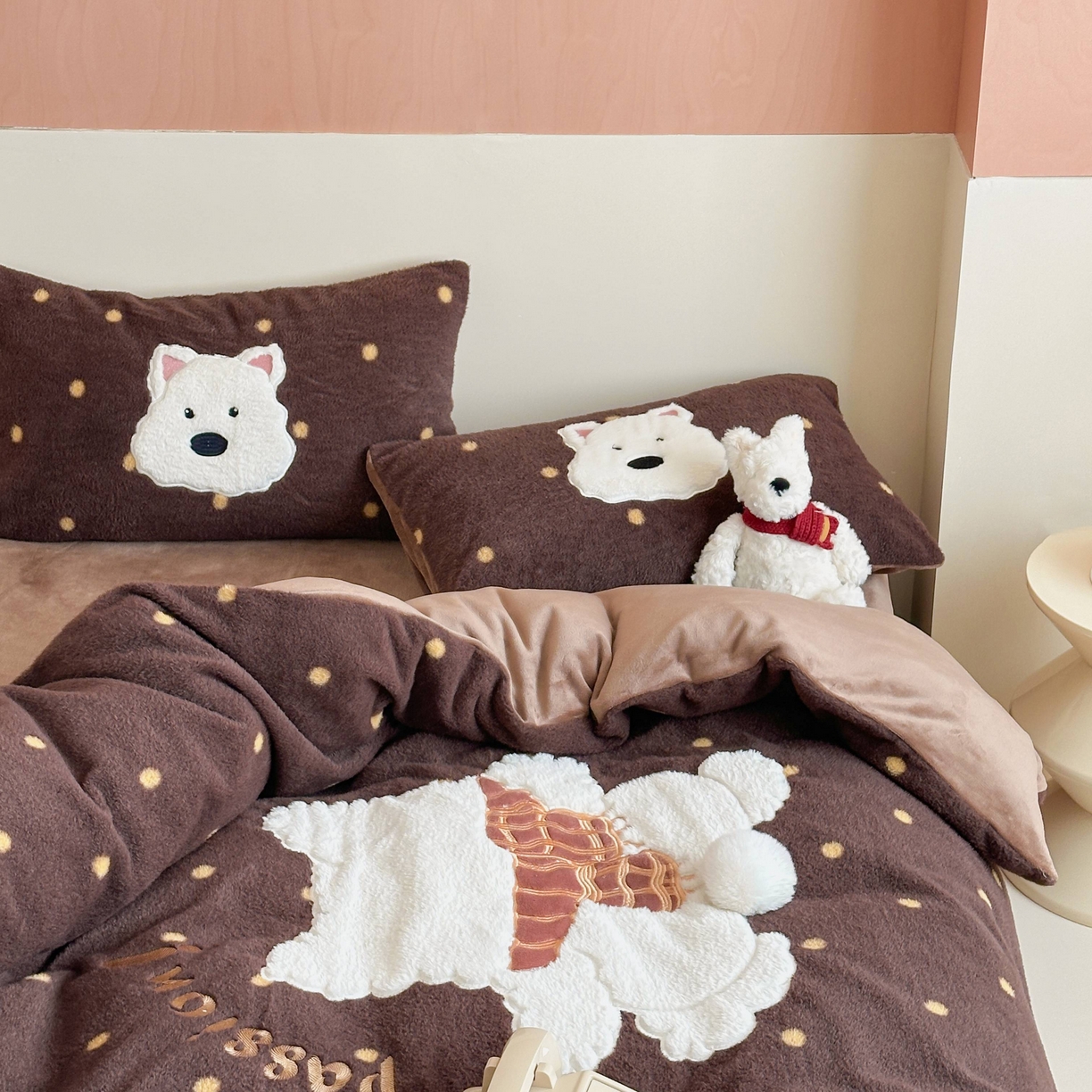 91家纺网 家纺一手货源 找家纺 桃喜 2025新款仿羊绒贴布绣四件套（会员-5） 波点围巾狗狗