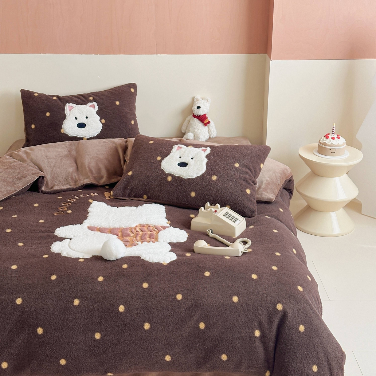 91家纺网 家纺一手货源 找家纺 桃喜 2025新款仿羊绒贴布绣四件套（会员-5） 波点围巾狗狗