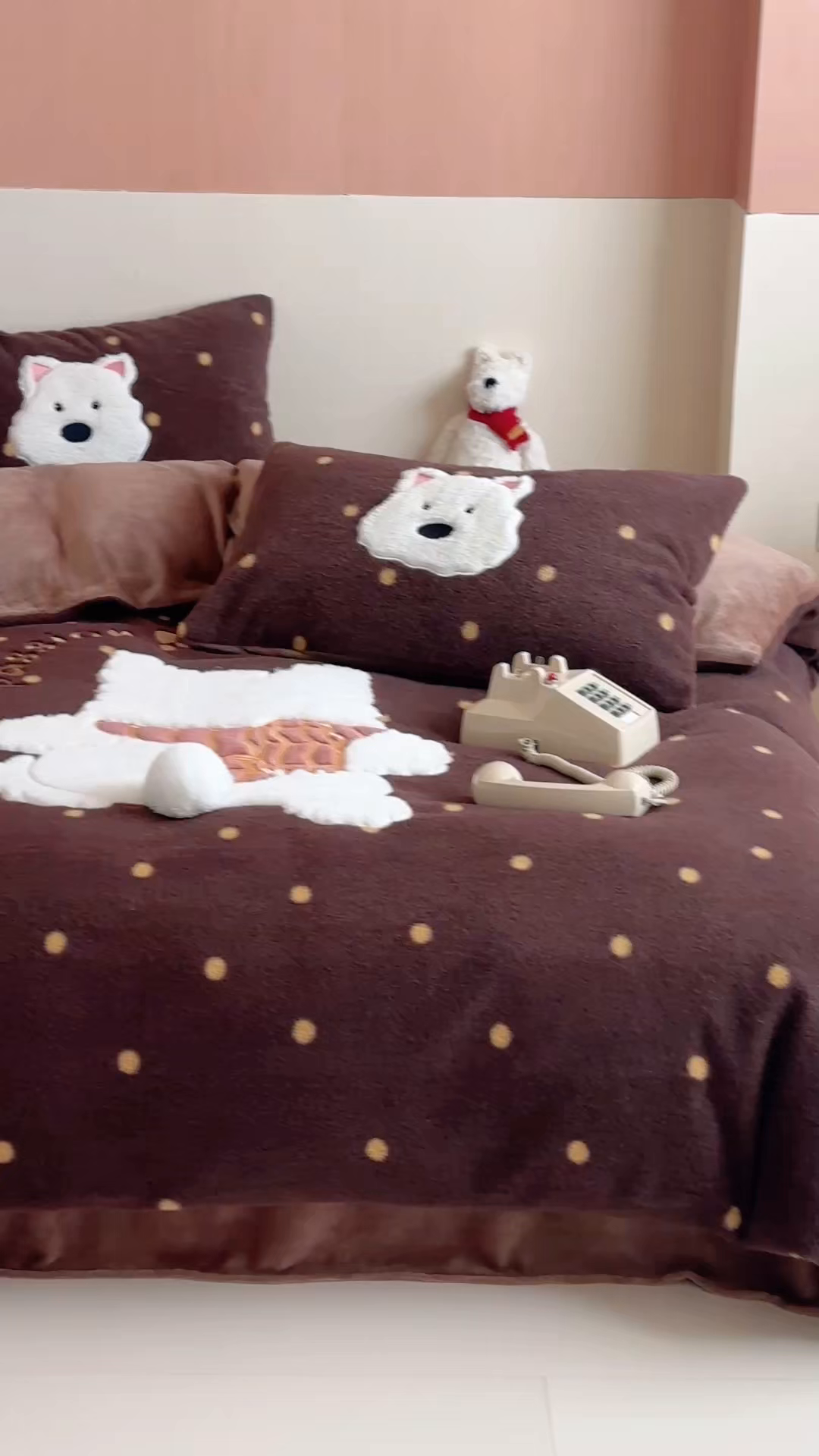 91家纺网 家纺一手货源 找家纺 桃喜 2025新款仿羊绒贴布绣四件套（会员-5） 波点围巾狗狗