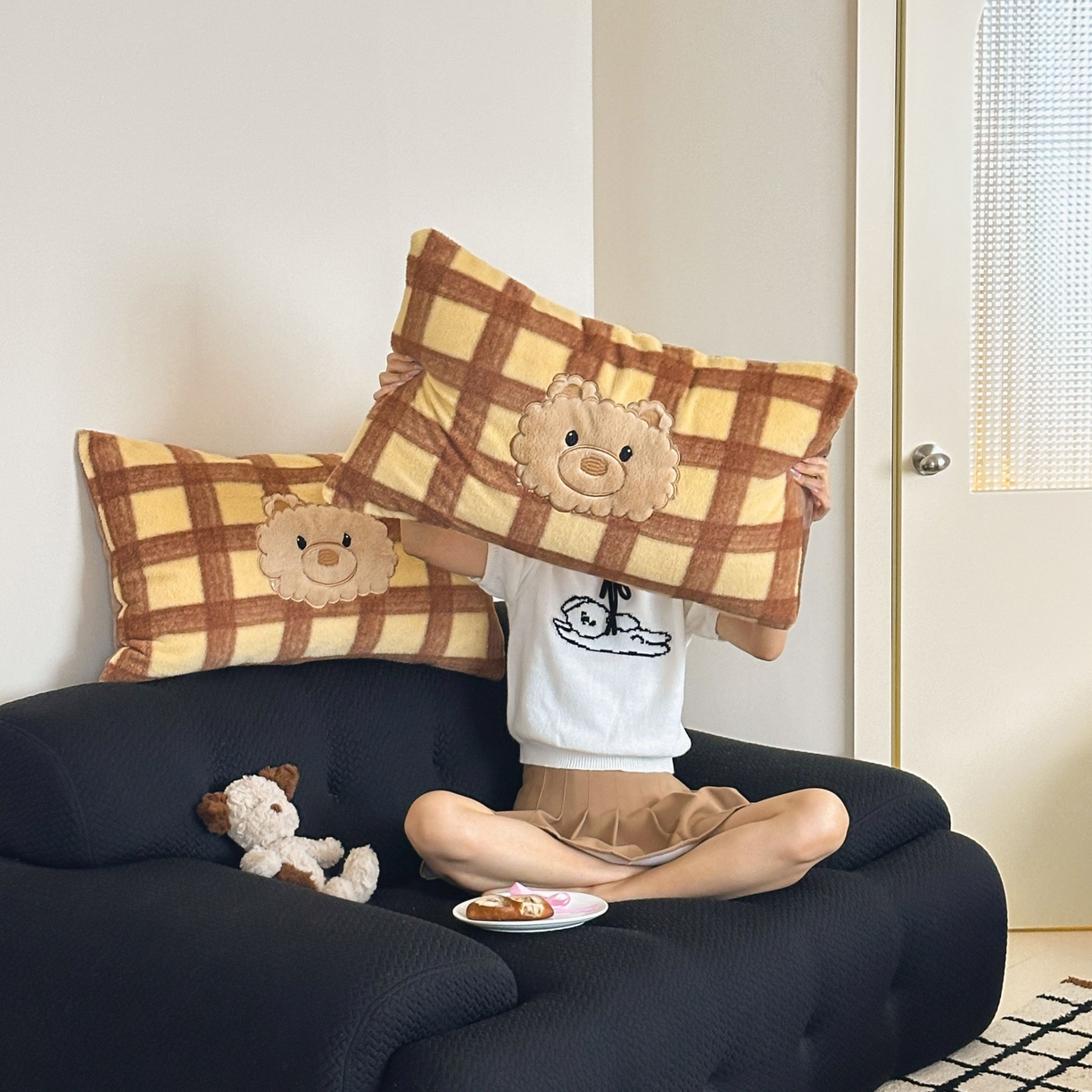 91家纺网 家纺一手货源 找家纺 桃喜 2025新款仿羊绒贴布绣四件套（会员-5） 咖格围巾小熊