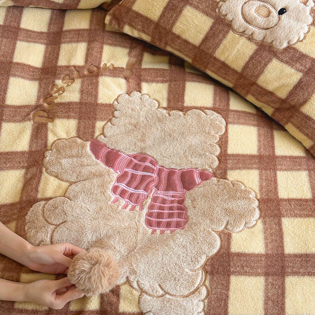 91家纺网 家纺一手货源 找家纺 桃喜 2025新款仿羊绒贴布绣四件套（会员-5） 咖格围巾小熊