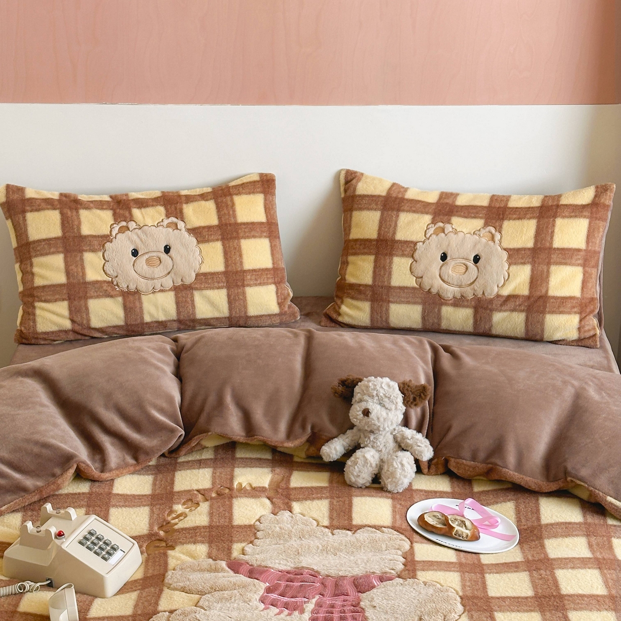 91家纺网 家纺一手货源 找家纺 桃喜 2025新款仿羊绒贴布绣四件套（会员-5） 咖格围巾小熊