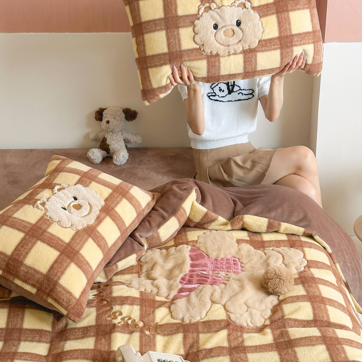 91家纺网 家纺一手货源 找家纺 桃喜 2025新款仿羊绒贴布绣四件套（会员-5） 咖格围巾小熊