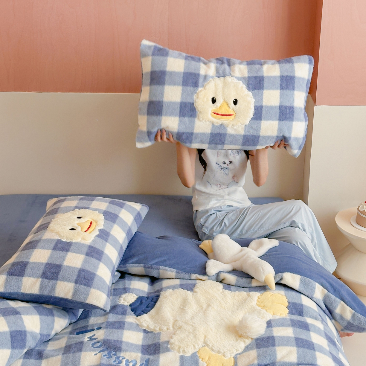 91家纺网 家纺一手货源 找家纺 桃喜 2025新款仿羊绒贴布绣四件套（会员-5） 蓝格帽子小鸭