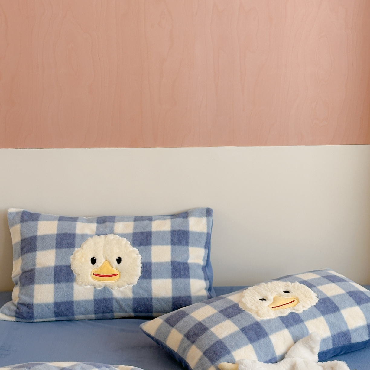 91家纺网 家纺一手货源 找家纺 桃喜 2025新款仿羊绒贴布绣四件套（会员-5） 蓝格帽子小鸭