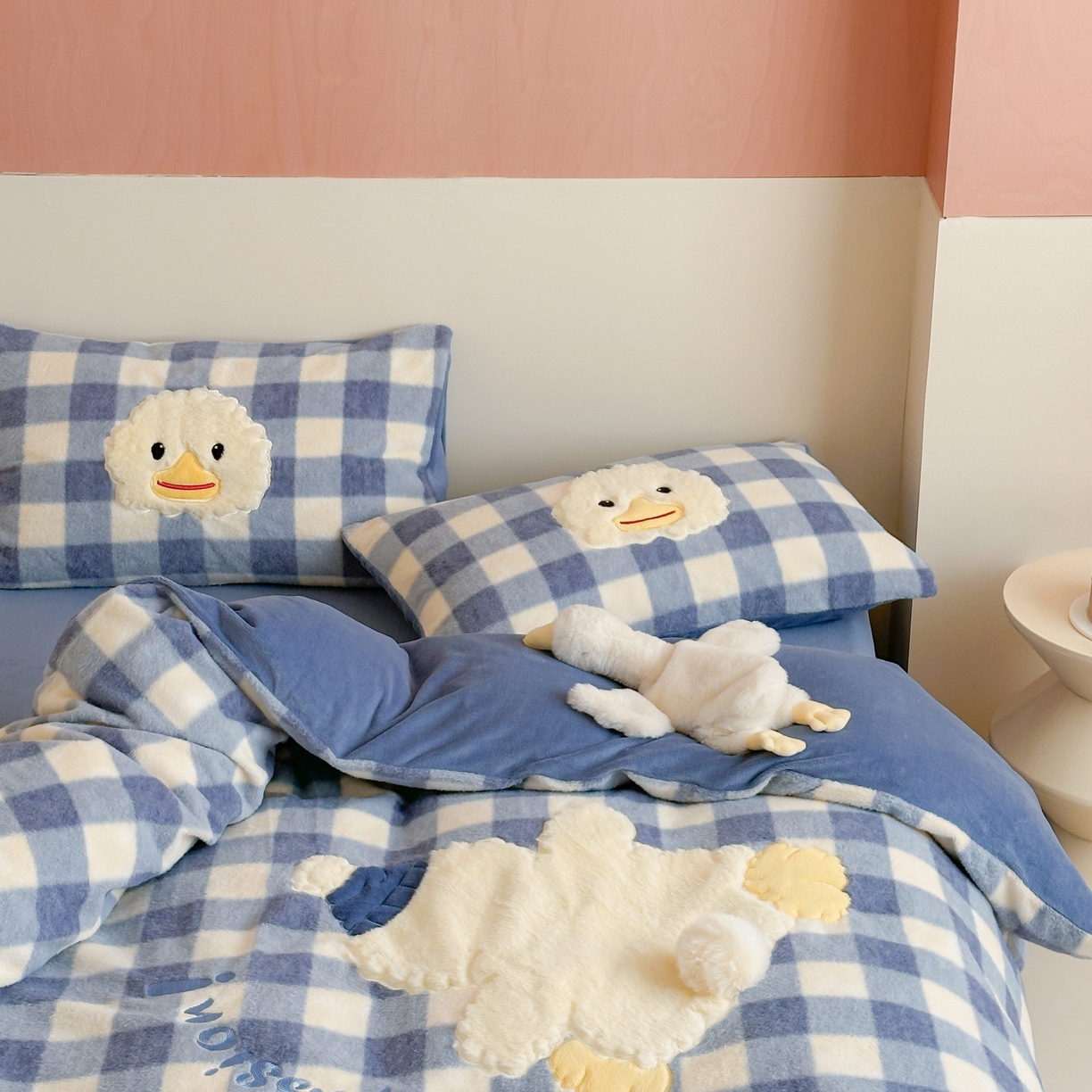 91家纺网 家纺一手货源 找家纺 桃喜 2025新款仿羊绒贴布绣四件套（会员-5） 蓝格帽子小鸭