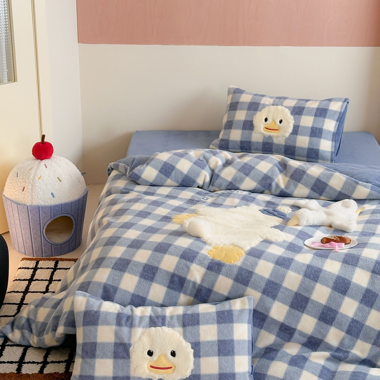 91家纺网 家纺一手货源 找家纺 桃喜 2025新款仿羊绒贴布绣四件套（会员-5） 蓝格帽子小鸭