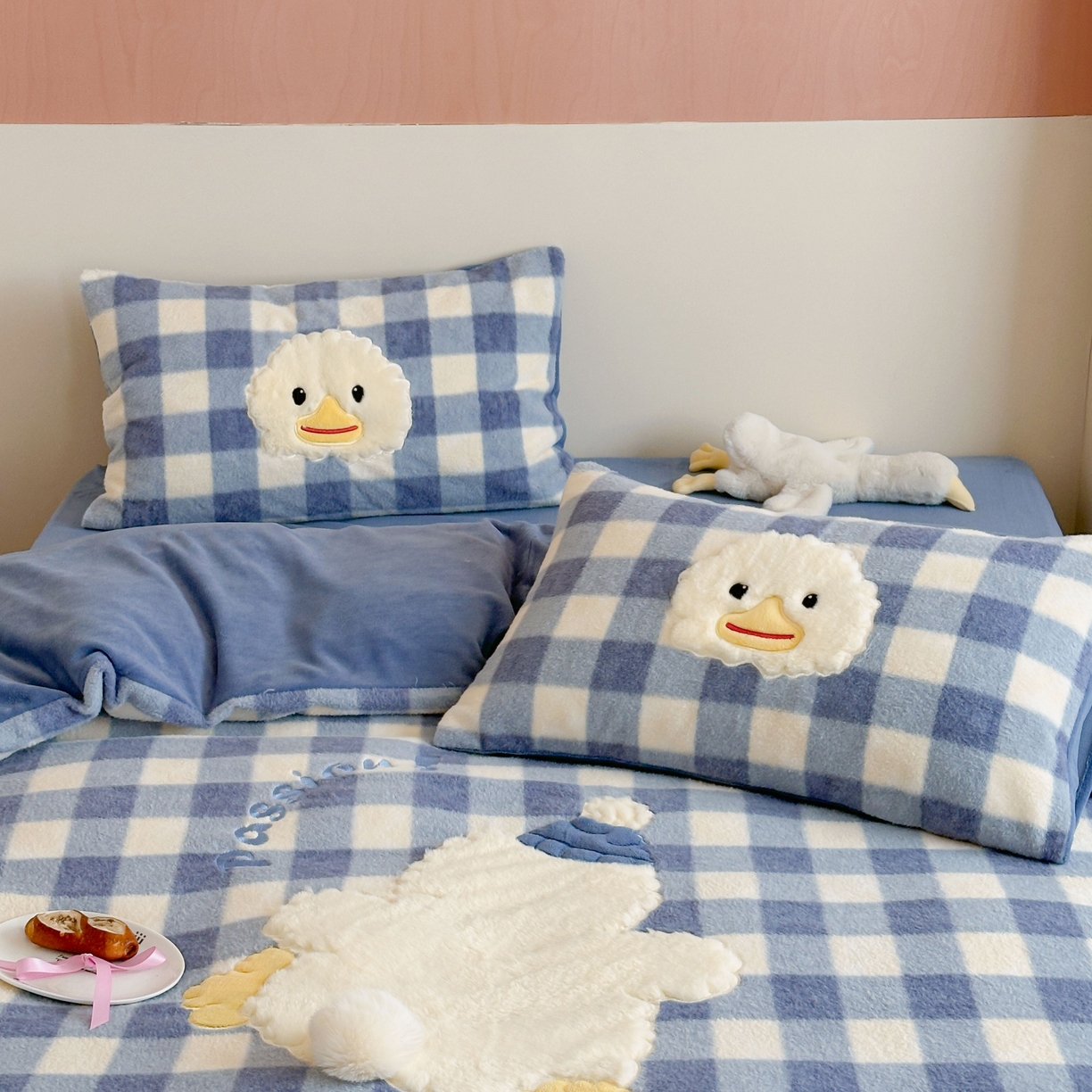 91家纺网 家纺一手货源 找家纺 桃喜 2025新款仿羊绒贴布绣四件套（会员-5） 蓝格帽子小鸭