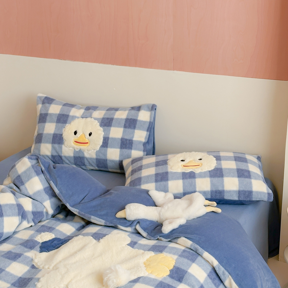 91家纺网 家纺一手货源 找家纺 桃喜 2025新款仿羊绒贴布绣四件套（会员-5） 蓝格帽子小鸭