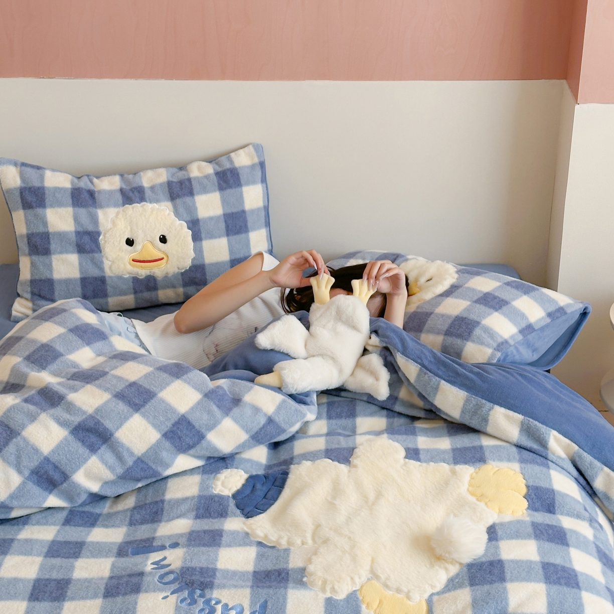 91家纺网 家纺一手货源 找家纺 桃喜 2025新款仿羊绒贴布绣四件套（会员-5） 蓝格帽子小鸭