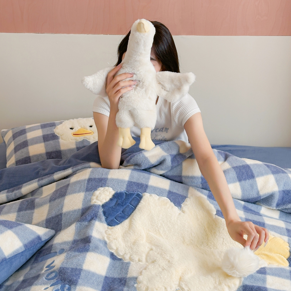 91家纺网 家纺一手货源 找家纺 桃喜 2025新款仿羊绒贴布绣四件套（会员-5） 蓝格帽子小鸭