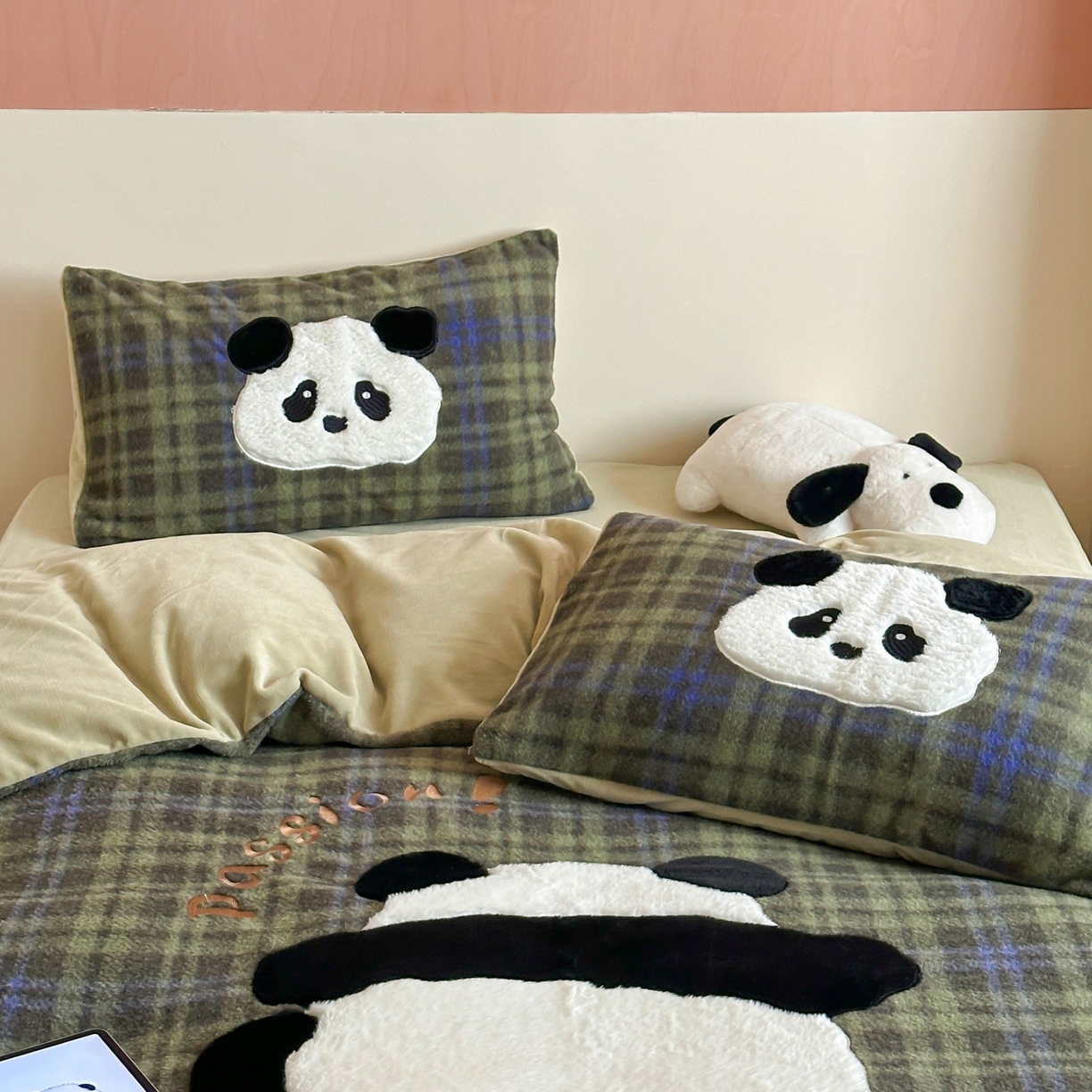 91家纺网 家纺一手货源 找家纺 桃喜 2025新款仿羊绒贴布绣四件套（会员-5） 绿格熊猫