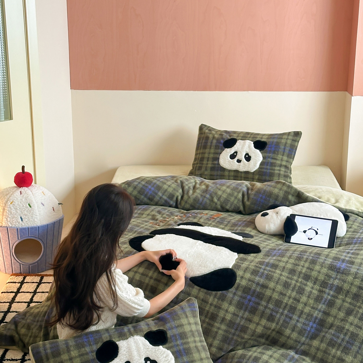 91家纺网 家纺一手货源 找家纺 桃喜 2025新款仿羊绒贴布绣四件套（会员-5） 绿格熊猫