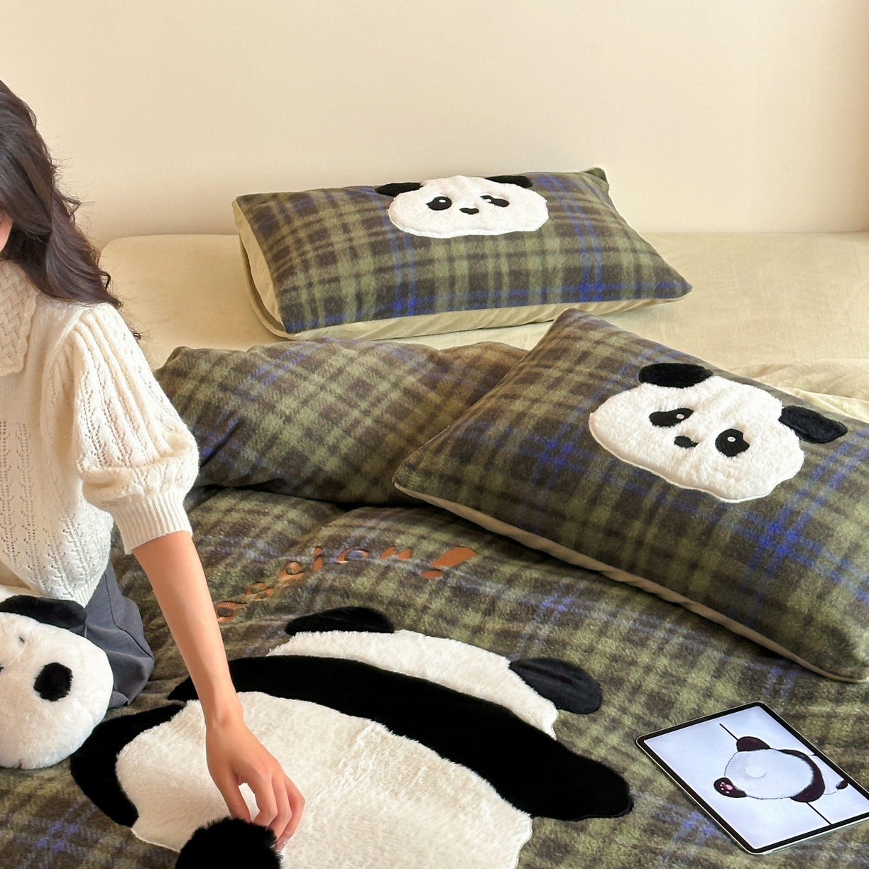 91家纺网 家纺一手货源 找家纺 桃喜 2025新款仿羊绒贴布绣四件套（会员-5） 绿格熊猫