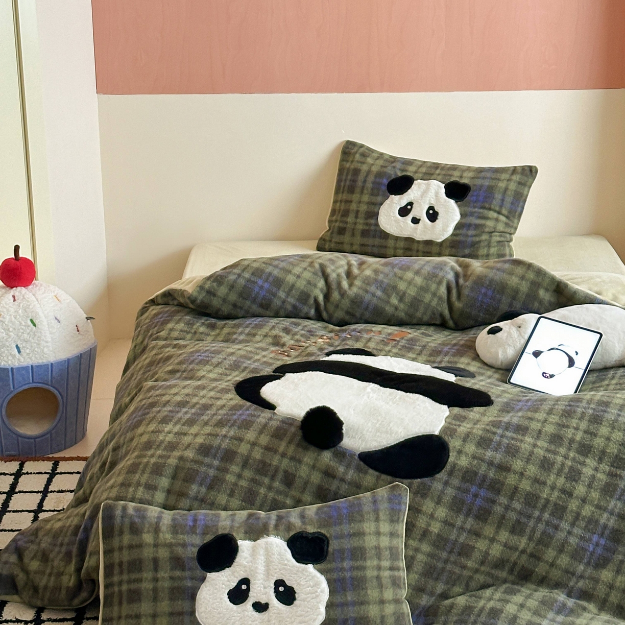 91家纺网 家纺一手货源 找家纺 桃喜 2025新款仿羊绒贴布绣四件套（会员-5） 绿格熊猫