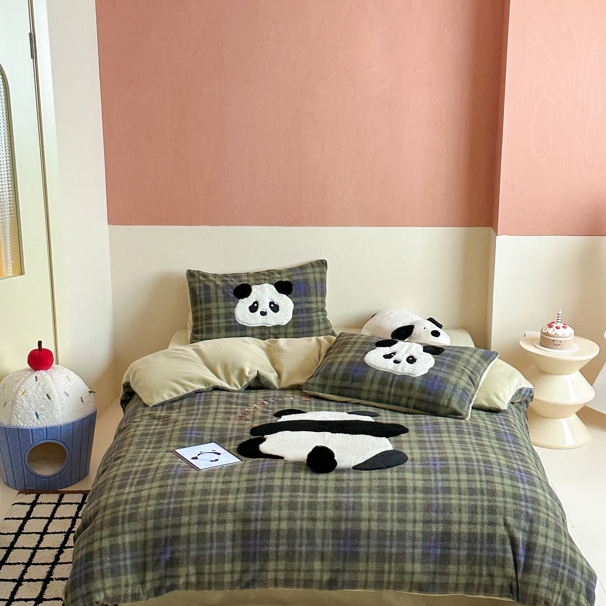 91家纺网 家纺一手货源 找家纺 桃喜 2025新款仿羊绒贴布绣四件套（会员-5） 绿格熊猫