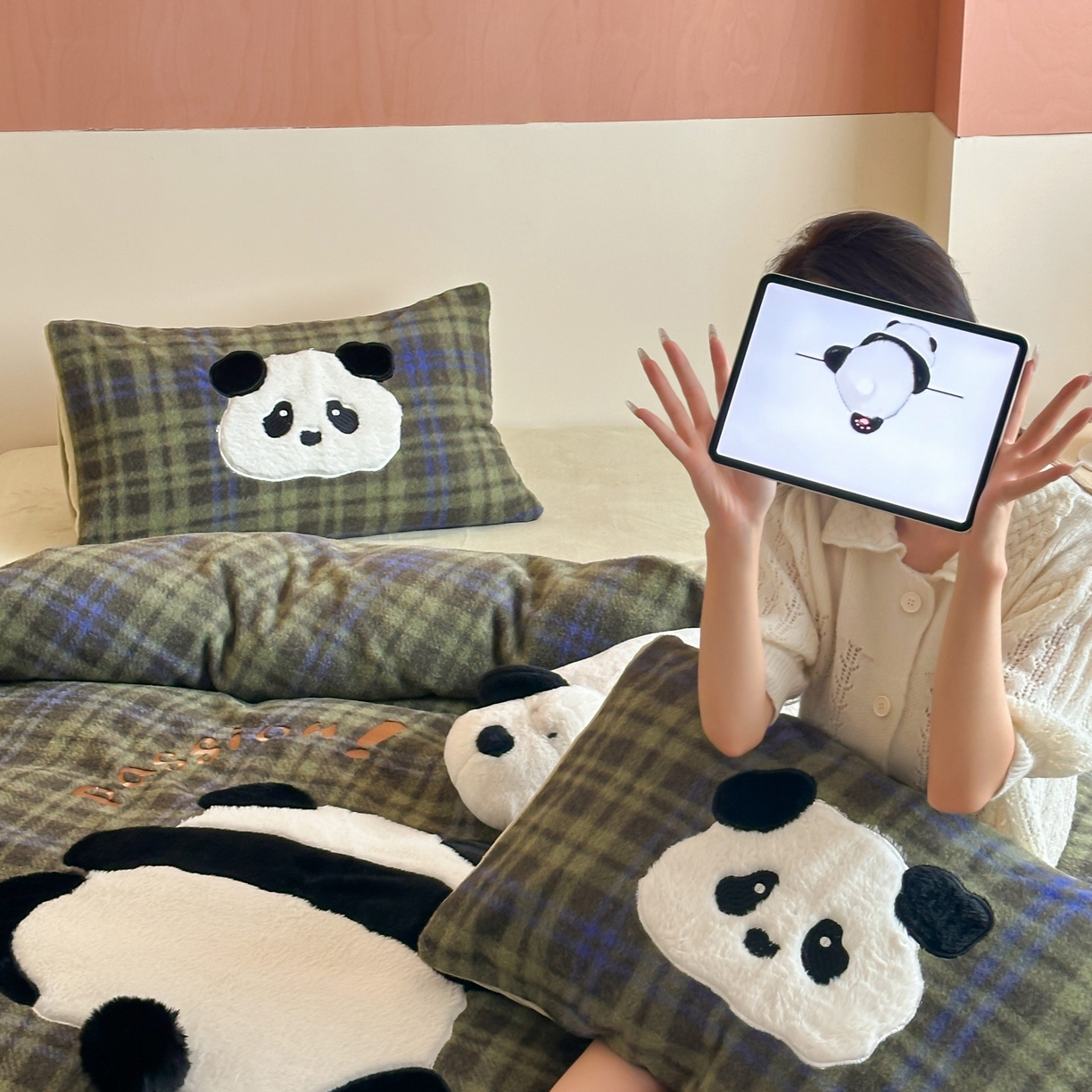 91家纺网 家纺一手货源 找家纺 桃喜 2025新款仿羊绒贴布绣四件套（会员-5） 绿格熊猫