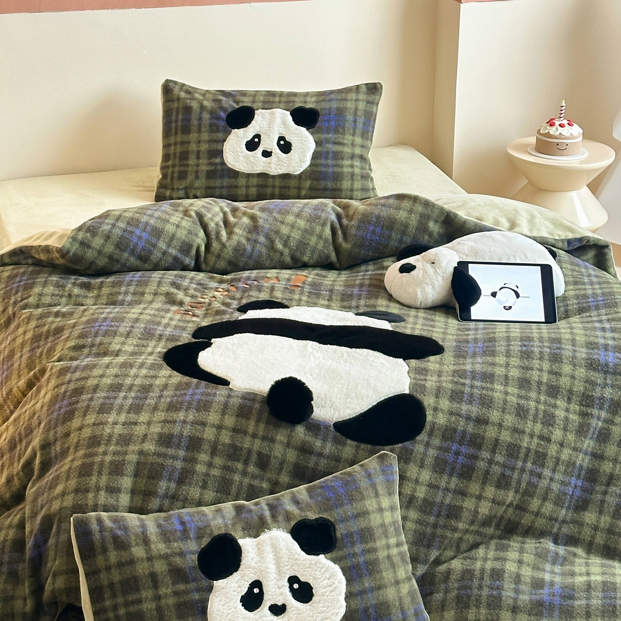 91家纺网 家纺一手货源 找家纺 桃喜 2025新款仿羊绒贴布绣四件套（会员-5） 绿格熊猫