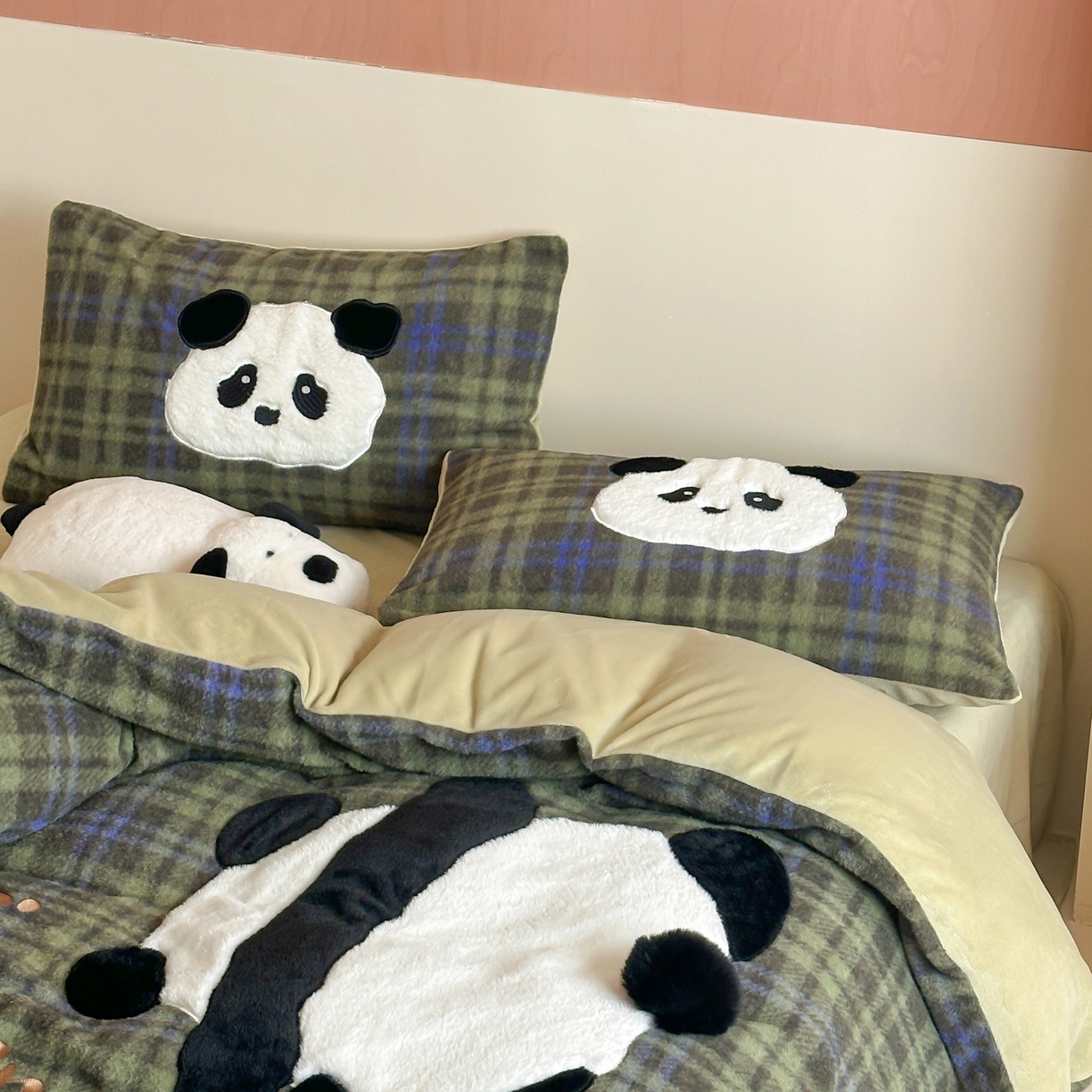 91家纺网 家纺一手货源 找家纺 桃喜 2025新款仿羊绒贴布绣四件套（会员-5） 绿格熊猫