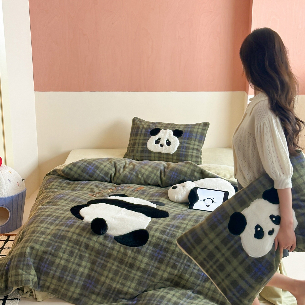 91家纺网 家纺一手货源 找家纺 桃喜 2025新款仿羊绒贴布绣四件套（会员-5） 绿格熊猫